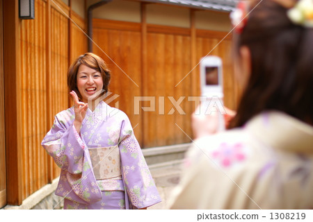 一個女人在京都觀光與和服(石牆街道) 一個女人在京都觀光與和服(石牆街道) 1308219