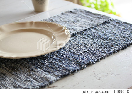 Split weave table cloth 1309018