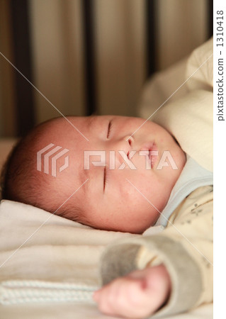 6個月大的男孩的嬰兒 1310418