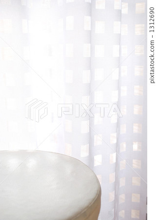 站在窗戶旁邊 站在窗戶旁邊 1312690