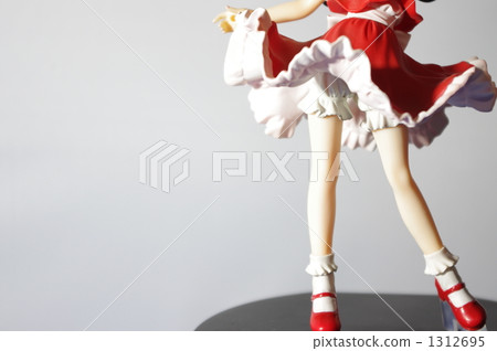 下半身的娃娃身穿紅色裙子 1312695