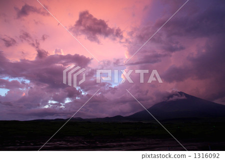 Sunset after the storm (Mt. Fuji) 1316092