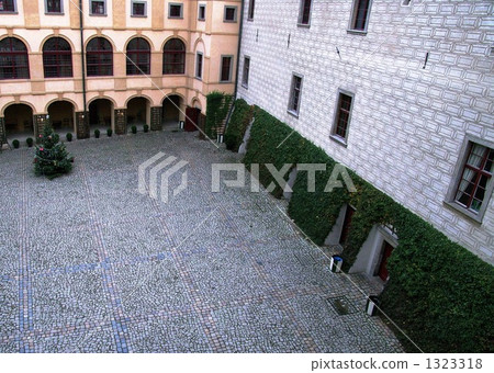 Melnick Castle Courtyard Melnick Castle Courtyard 1323318