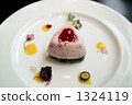 草莓奶油甜點在一個白色盤服務 1324119