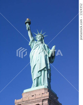the statue of Liberty  1324352