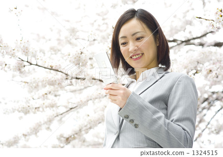 在櫻桃樹下攜帶移動郵件的女人 在櫻桃樹下攜帶移動郵件的女人 1324515