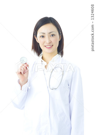 有聽診器的年輕女性醫生 有聽診器的年輕女性醫生 1324608