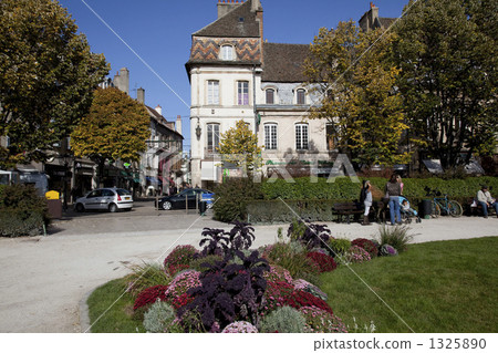 Park in the town of Beaune 1325890