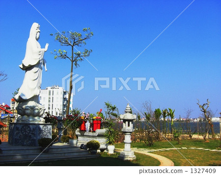 Mr. Kannon who stares far away 1327409