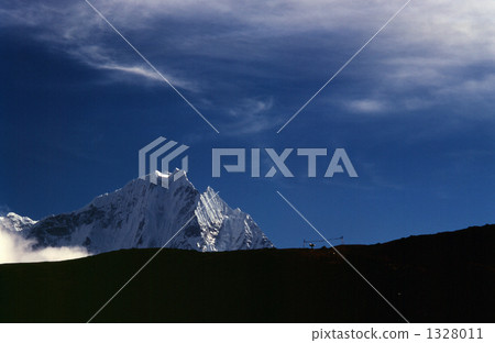 Porter going down to Matchermo with Thamselk in the back [Nepal] 1328011