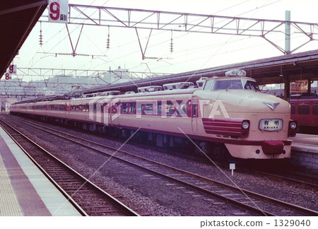 Limited Express Ariake while stopping at Western Kagoshima Station 1329040