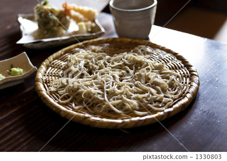 手工製作的蕎麥麵在舊的私人住宅 1330803