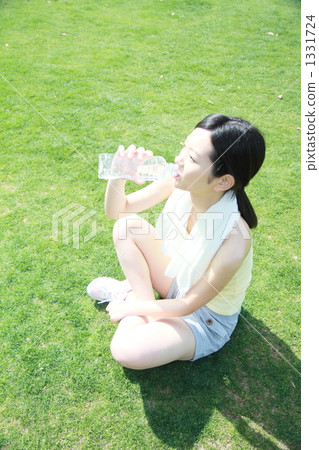 一個女人喝水 一個女人喝水 1331724