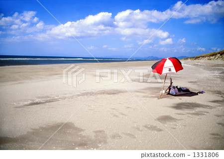 One umbrella in Fukihama, early summer 1331806