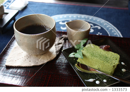 套咖啡和綠茶蛋糕 1333573