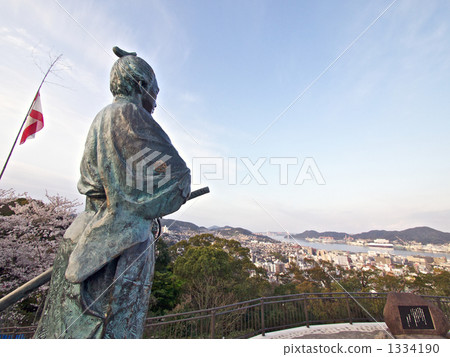 坂本龍馬雕像和長崎港 照片素材 圖片 圖庫