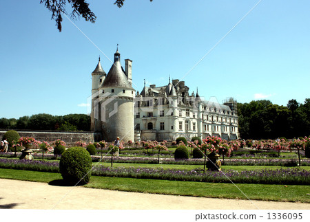 Look for a beautiful castle in the Loire region "Chenonceau castle" 1336095