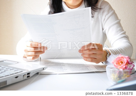 Businesswoman to check documents with both hands Businesswoman to check documents with both hands 1336878