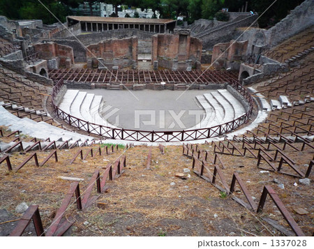 龐貝城廢墟在意大利圓形劇場 1337028
