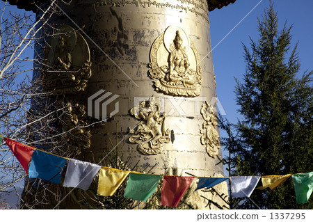 Shangri-La's huge mani car 1337295