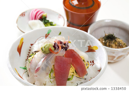 Bowl of rice topped with sashimi  1338450