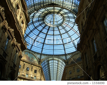 Dome ceiling of glass of Milano galleria Dome ceiling of glass of Milano galleria 1338890