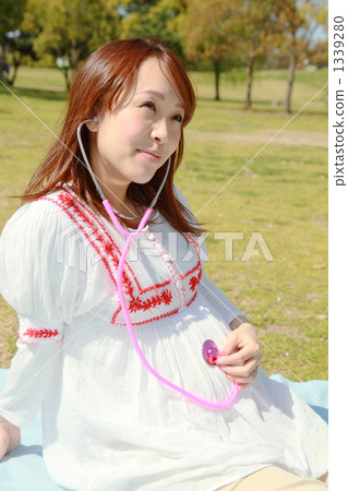 孕婦和聽診器 1339280