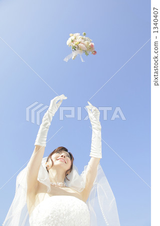bouquet toss, newlywed, just married 1340407