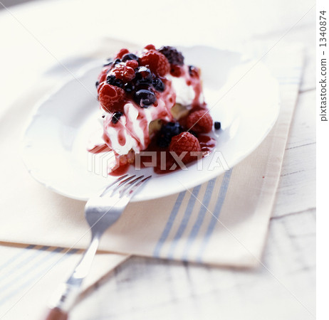 pastry, western confectionery, western-style sweet 1340874