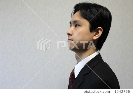 男人直接在水平方向看 1342766