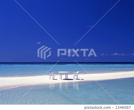 白色的沙灘和桌子 1346087
