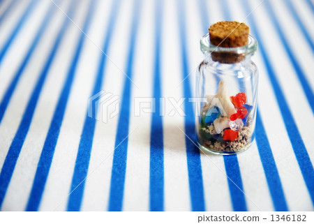 一個裝有珊瑚的小瓶子 1346182