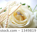 玫瑰和訂婚戒指 1349819