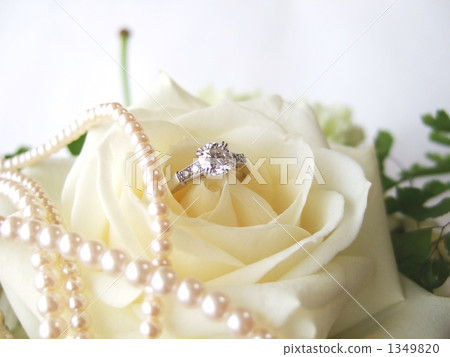 玫瑰和訂婚戒指 1349820