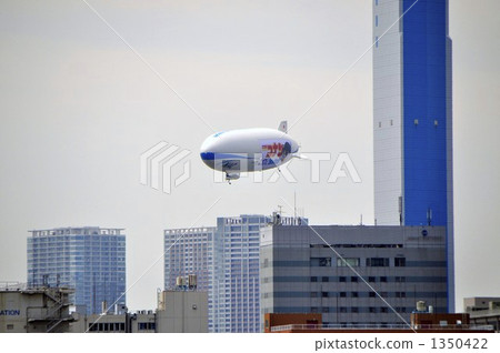 Low-flying airship 1350422