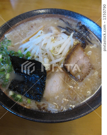 pork bone flavor, pork bone broth ramen, slices of roast pork 1350790