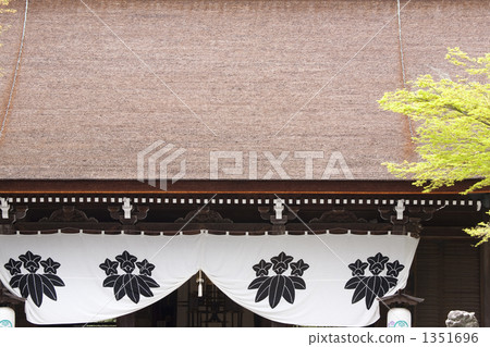 Tada Temples honor residence and Genji's family crest 1351696