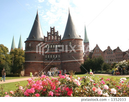 The entrance to Disneyland? 1352033