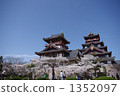 Momoyama castle full of cherry blossoms 1352097