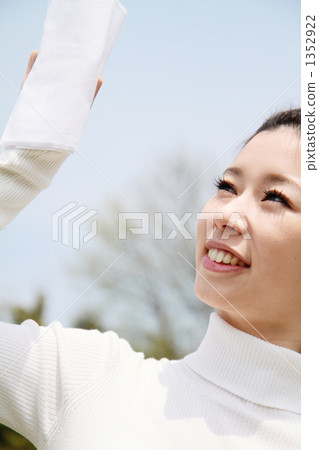 家庭主婦擦窗戶 家庭主婦擦窗戶 1352922