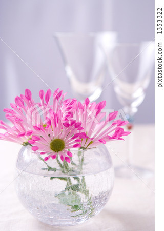 Table top with spray mum 1353322