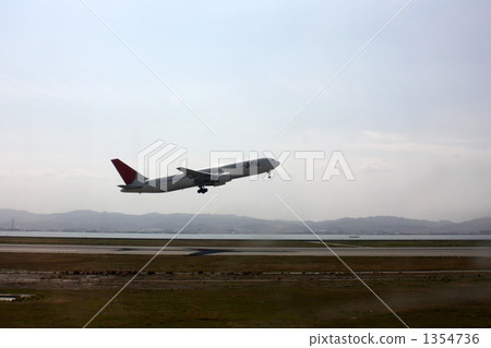 Airport seen from the lobby of Kansai International Airport 1354736