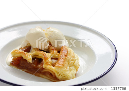 Hot apple pie, putting ice cream 1357766
