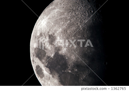 First quarter moon 1362765