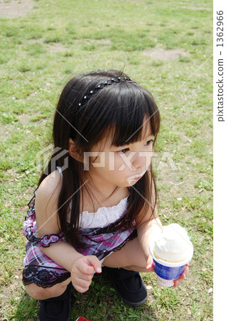 坐在外面和吃冰淇凌的女孩 1362966