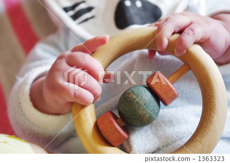 嬰兒的手與玩具 嬰兒的手與玩具 1363323