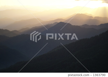 Dawn of the mountain 1363790