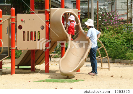 父母和孩子在公園玩耍 1363835