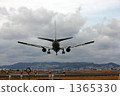 飛機降落在伊丹機場 1365330