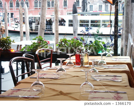 Venice / at the restaurant along the canal Venice / at the restaurant along the canal 1366170